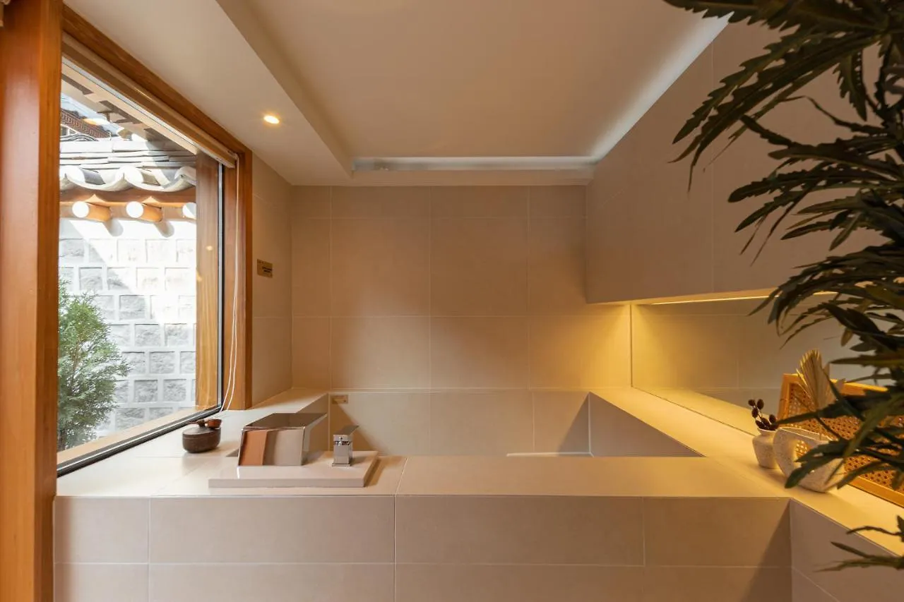 Mirror Courtyard Villa Seoul