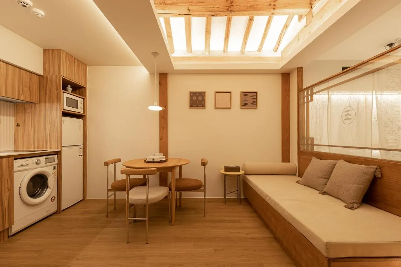Mirror Courtyard Villa Seoul