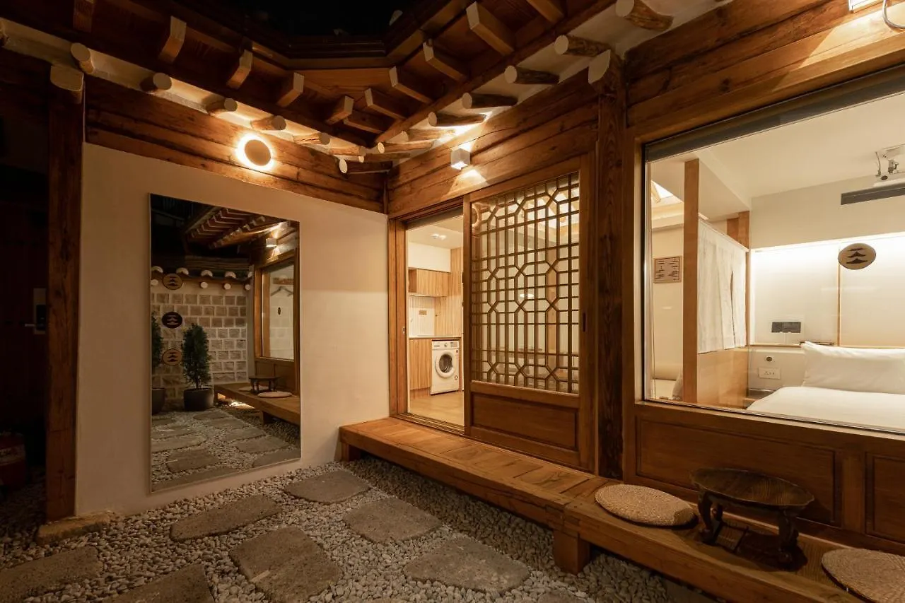 Willa Mirror Courtyard Seul